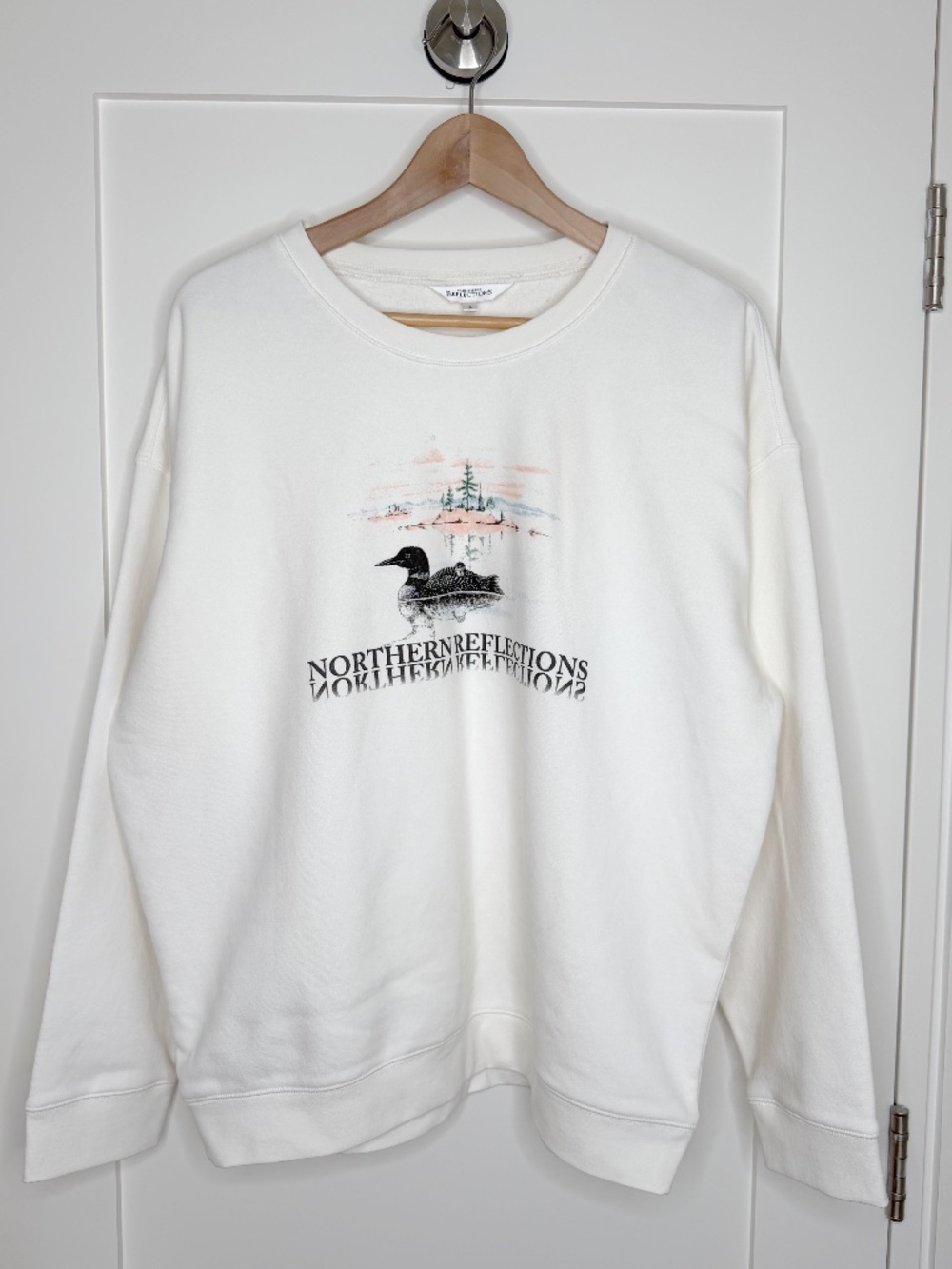 Northern Reflections Loon Logo Sweatshirt in White Size Large